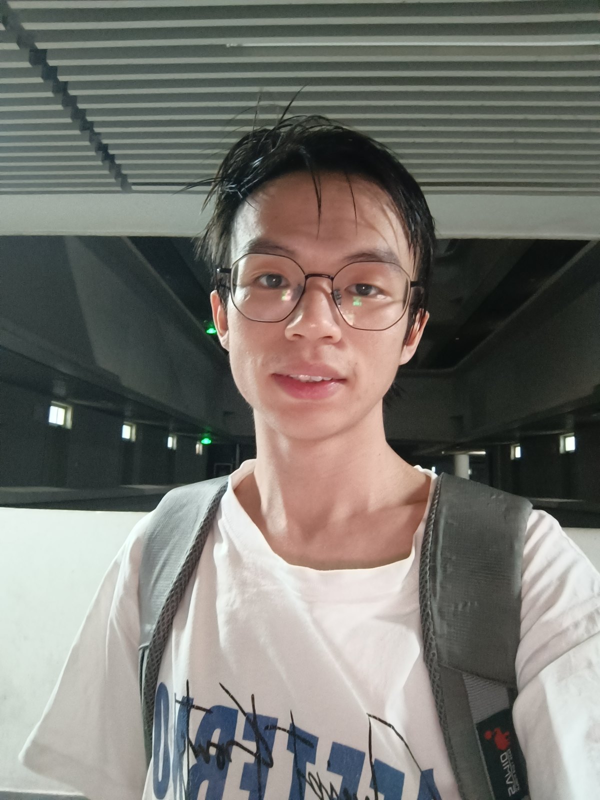 背上书包的夜晚