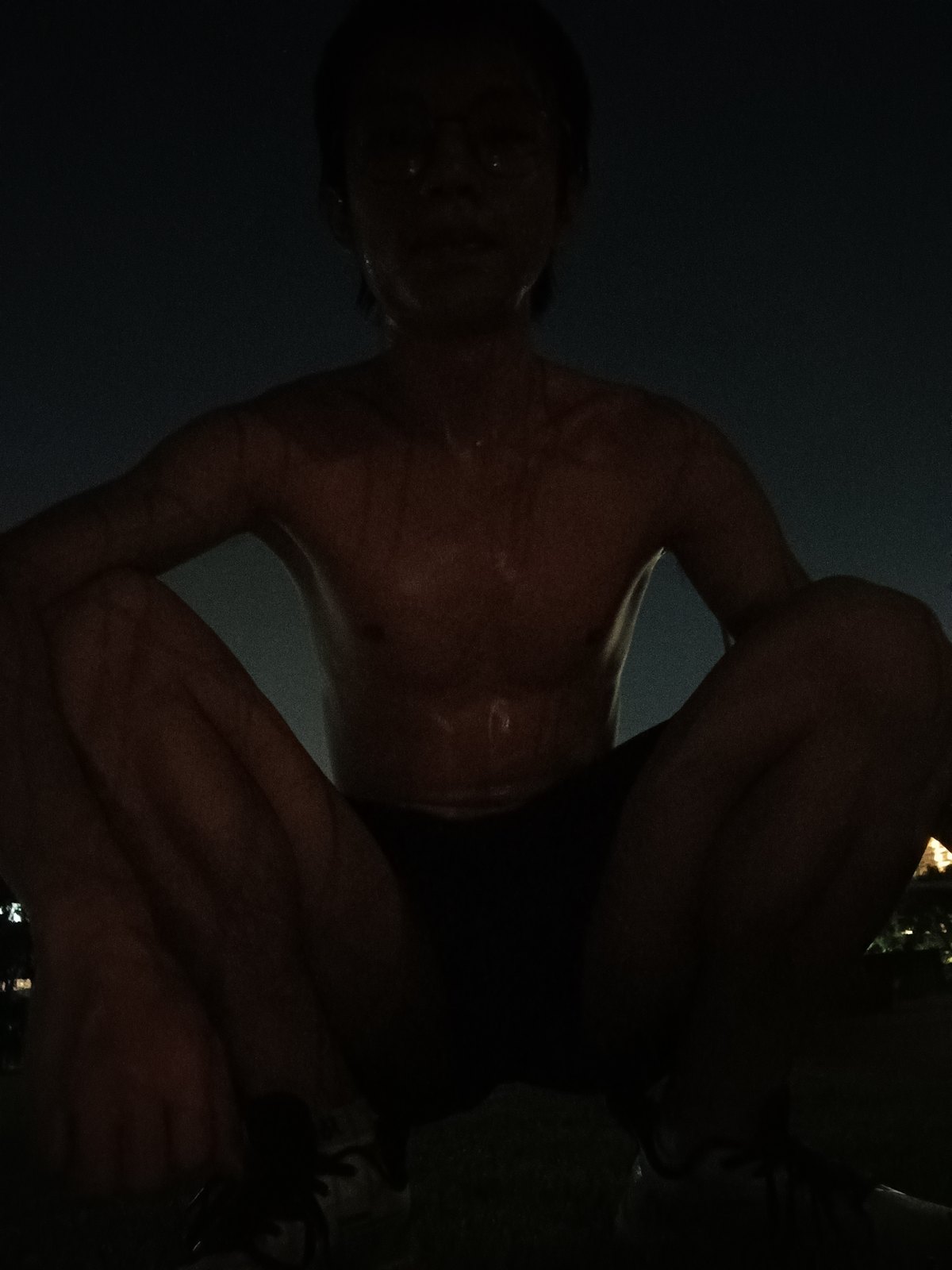 蹲下来，与镜头平视