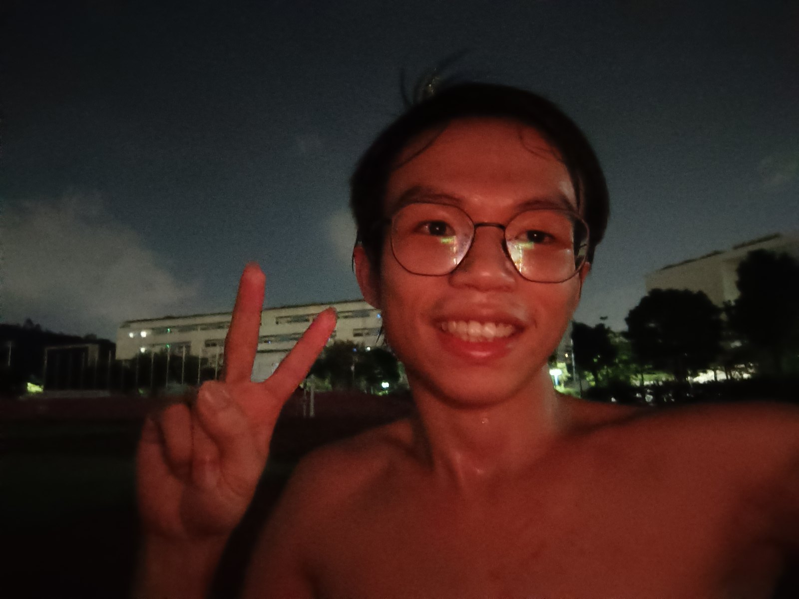 汗水里的胜利手势