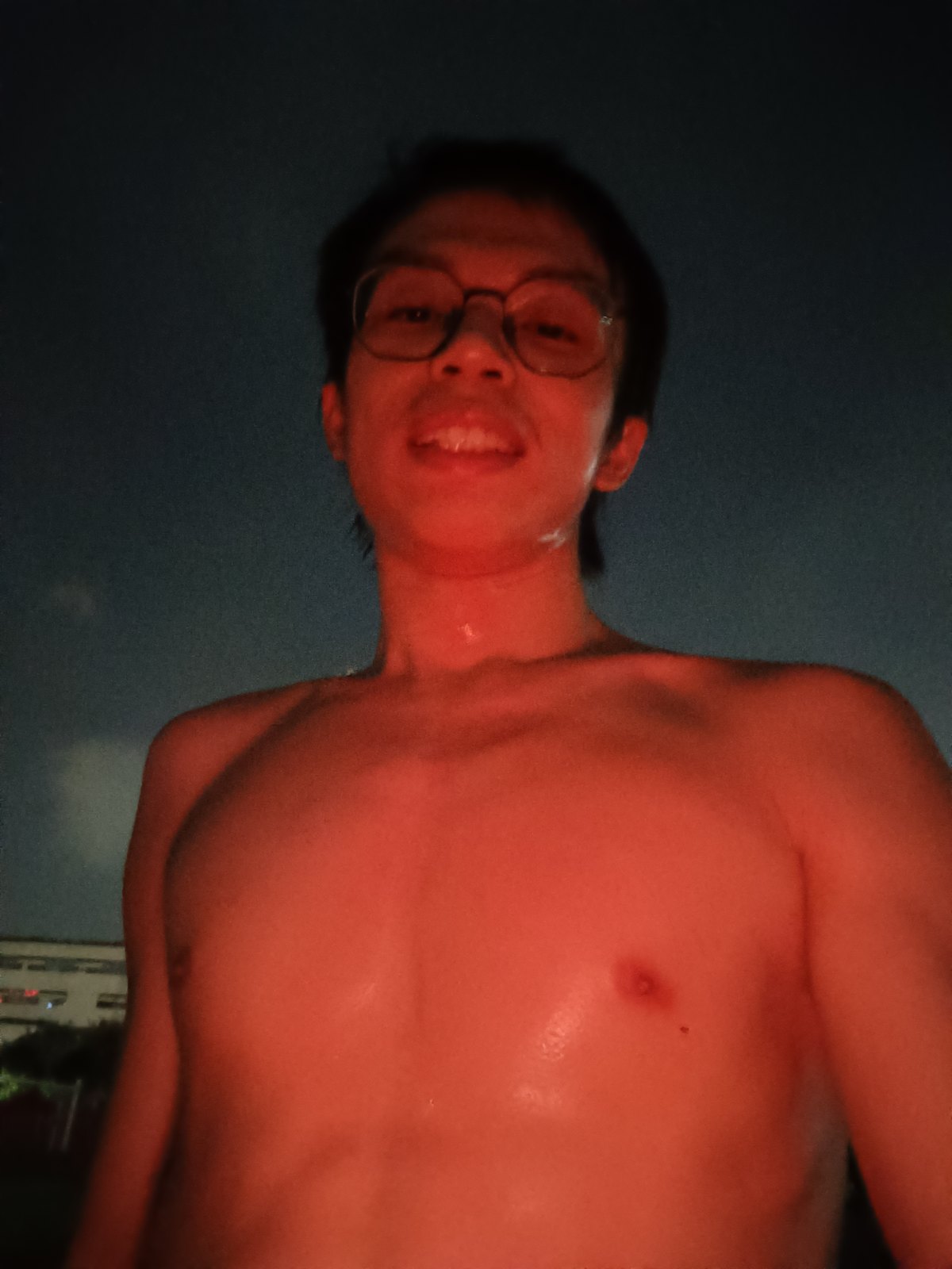 跑道边的一束暖光