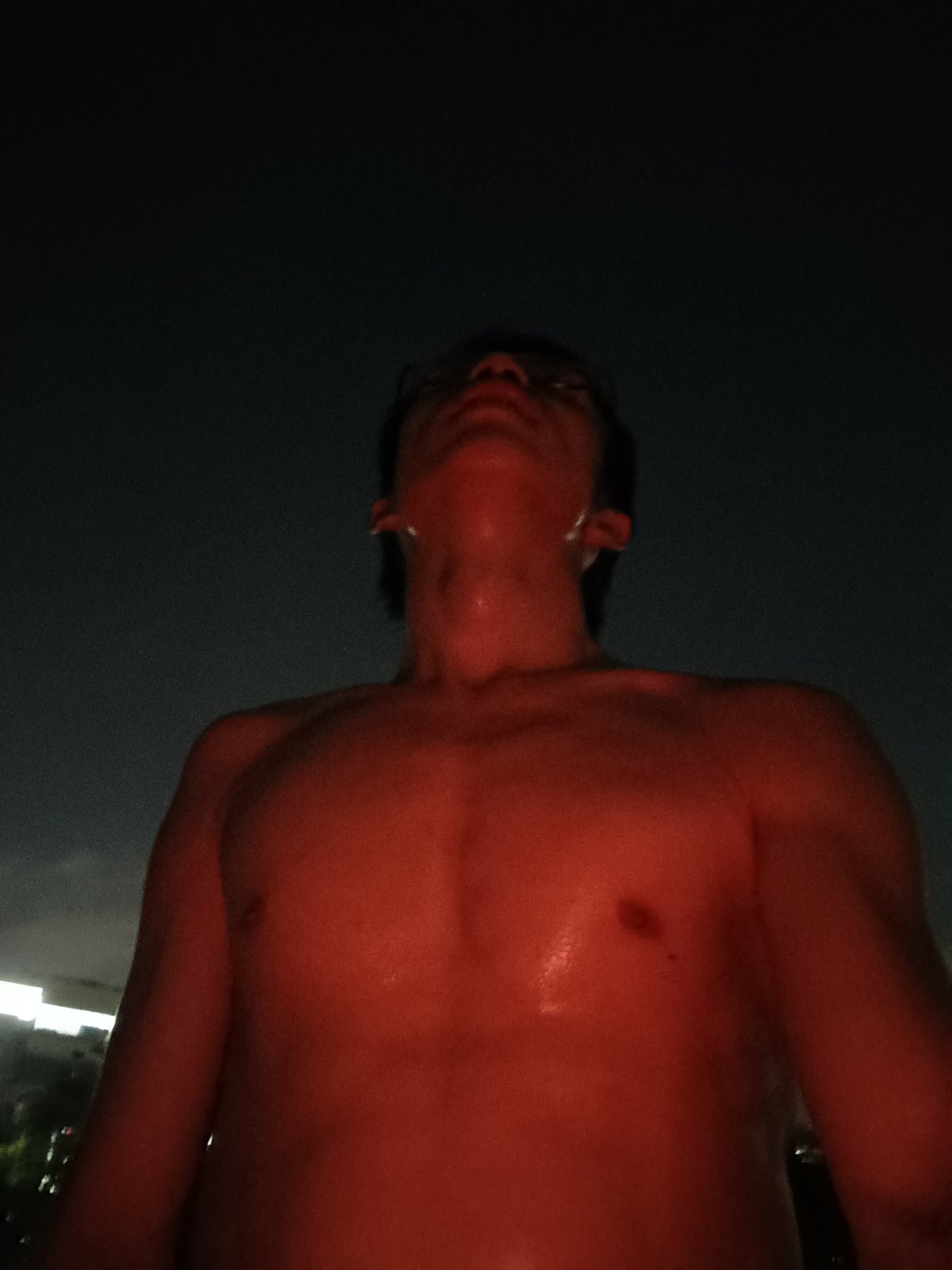 仰头迎着夜空