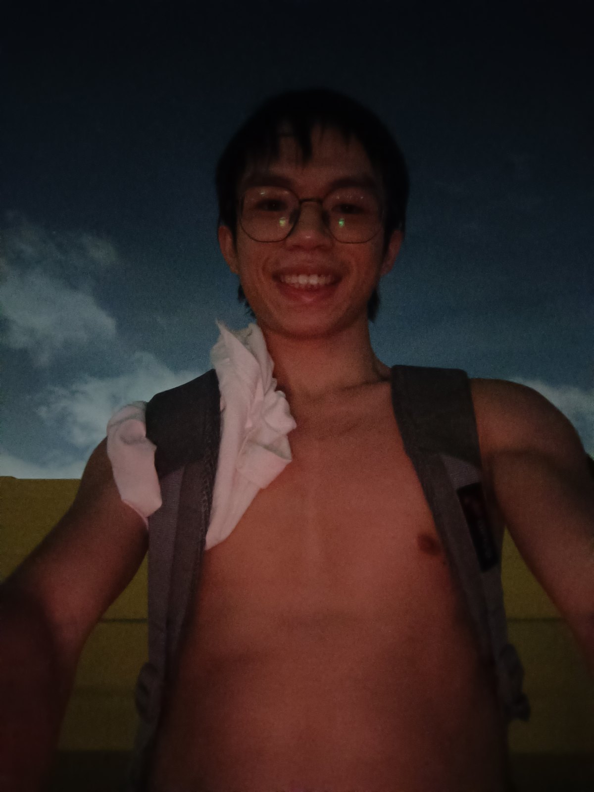 白衣搭肩，准备返程